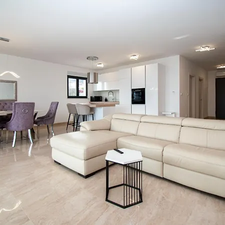 Subin With Panoramic Sea Views *