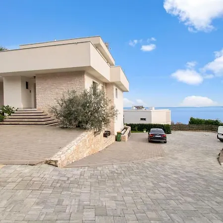 Subin With Panoramic Sea Views *